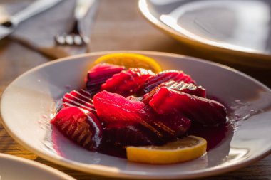 akşam güneş ışığında masada geleneksel türk mezeleri