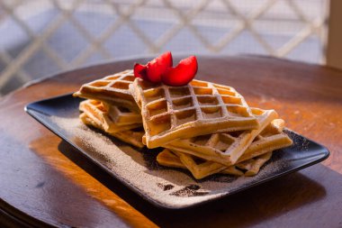 Pudra şekeri ile Viyana waffle