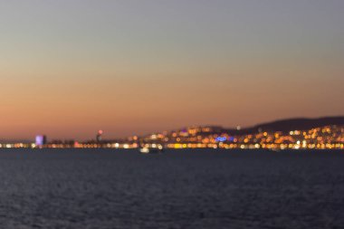 İzmir'de koy üzerinde gün batımı manzarası defokus görüntüsü