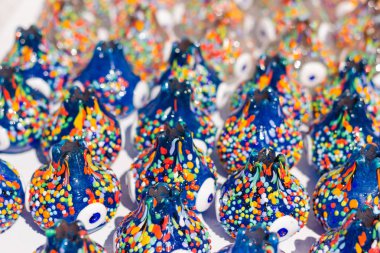 Çok renkli nazar - sokakta mağazada kötü göz tılsımlar