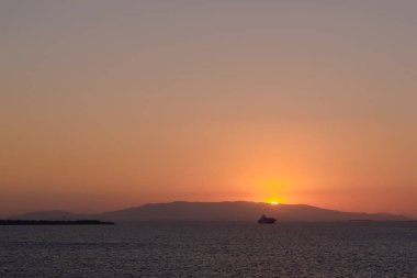 İzmir'de koyda gün batımı manzarası