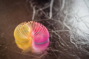 kalp şeklinde sinsi bokeh ile karanlık bir arka plan üzerinde yatıyor