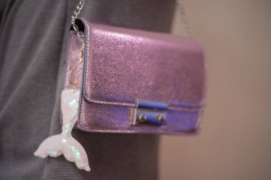 Küçük parlak mor kadın çanta bir fishtail anahtarlık ile asılı