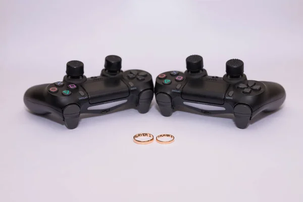 Anneaux de mariage et contrôleur Dualshock 4 pour Sony PlayStation 4 — Photo