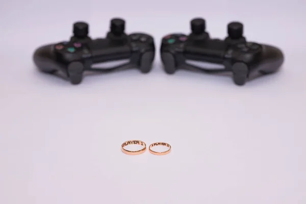 Bröllop ringar och Dualshock 4 controller för Sony Playstation 4 — Stockfoto