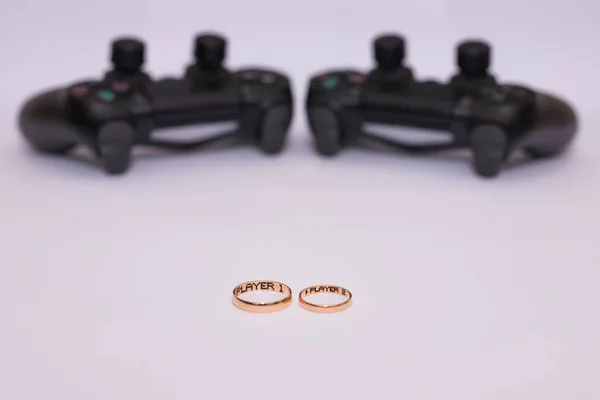 Anillos de boda y controlador Dualshock 4 para Sony PlayStation 4 — Foto de Stock