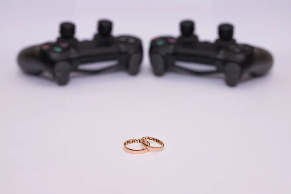 Anéis de casamento e controlador Dualshock 4 para Sony PlayStation 4 — Fotografia de Stock