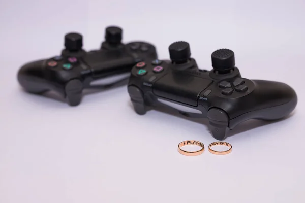 Anillos de boda y controlador Dualshock 4 para Sony PlayStation 4 — Foto de Stock