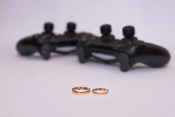 Весільні кільця і контролер Dualshock 4 для Sony Playstation 4 — стокове фото