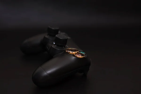 Anillos de boda y controlador Dualshock 4 para Sony PlayStation 4 — Foto de Stock