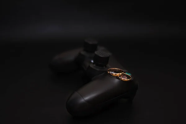 Свадебные кольца и Dualshock 4 контроллер для Sony PlayStation 4 — стоковое фото