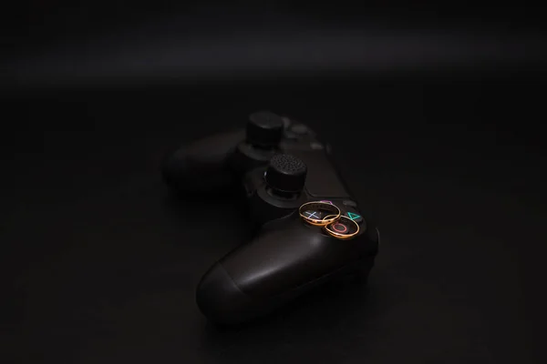 Свадебные кольца и Dualshock 4 контроллер для Sony PlayStation 4 — стоковое фото