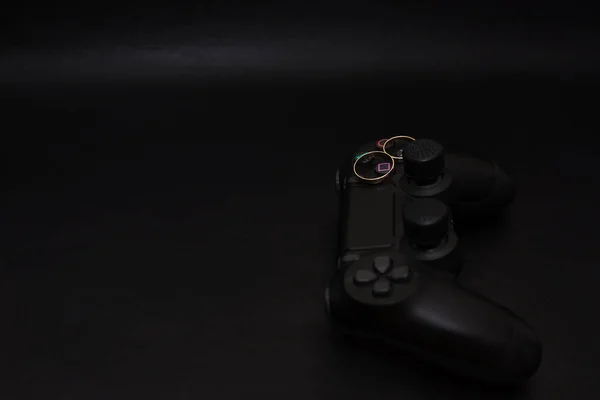 Svatební prsteny a řadič Dualshock 4 pro Sony Playstation 4 — Stock fotografie