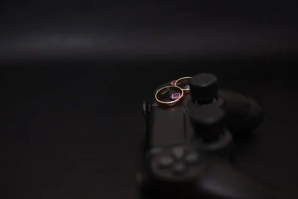 Anillos de boda y controlador Dualshock 4 para Sony PlayStation 4 — Foto de Stock