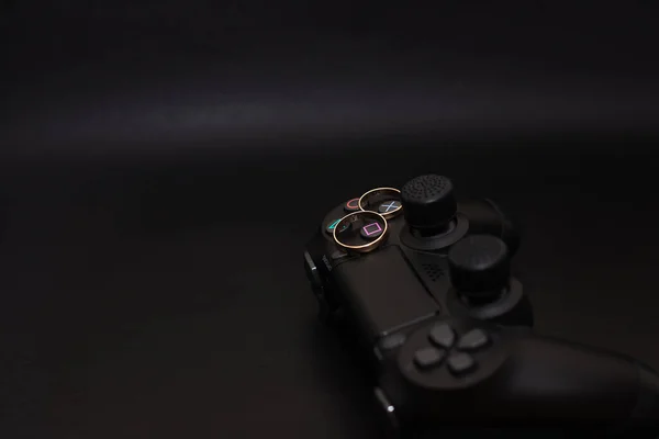 Свадебные кольца и Dualshock 4 контроллер для Sony PlayStation 4 — стоковое фото