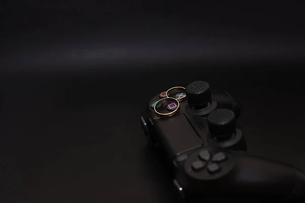 Svatební prsteny a řadič Dualshock 4 pro Sony Playstation 4 — Stock fotografie