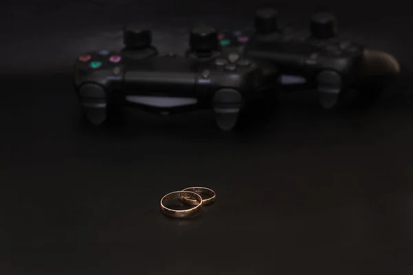 Wedding rings and Dualshock 4 controller for Sony PlayStation 4 — Stock Photo, Image