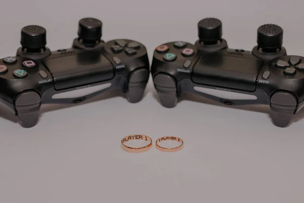 Anéis de casamento e controlador Dualshock 4 para Sony PlayStation 4 — Fotografia de Stock