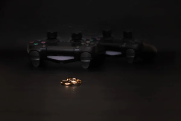 Anéis de casamento e controlador Dualshock 4 para Sony PlayStation 4 — Fotografia de Stock