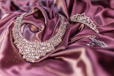 Taçlar, kolyeler, küpeler ve yüzük.