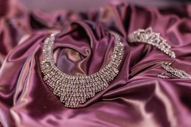 Taçlar, kolyeler, küpeler ve yüzük.