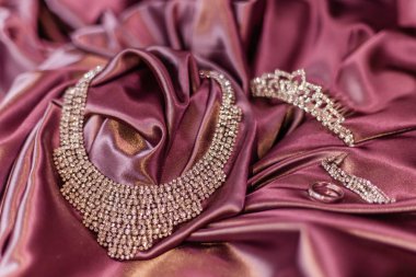 Taçlar, kolyeler, küpeler ve yüzük.