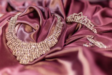 Taçlar, kolyeler, küpeler ve yüzük.