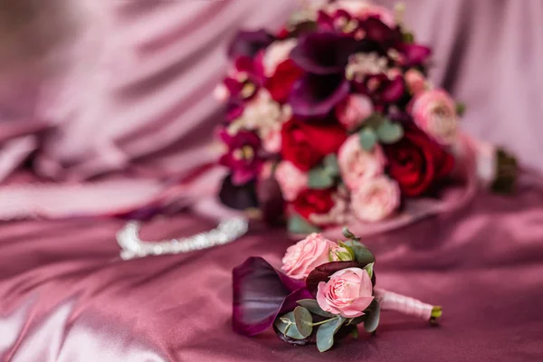 Бутоньерка и букет невесты — стоковое фото