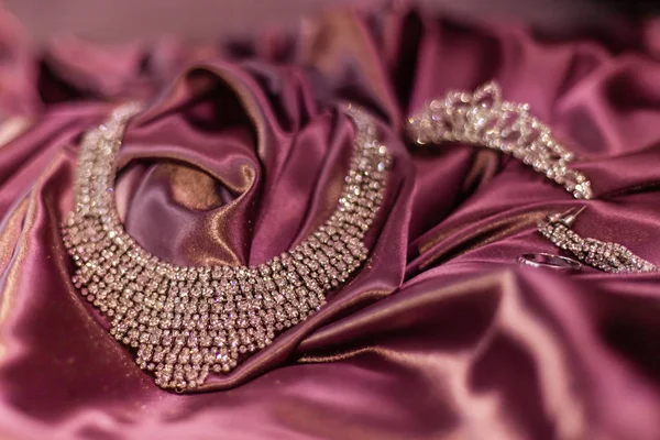Тиара, ожерелье, серьги и кольцо — стоковое фото