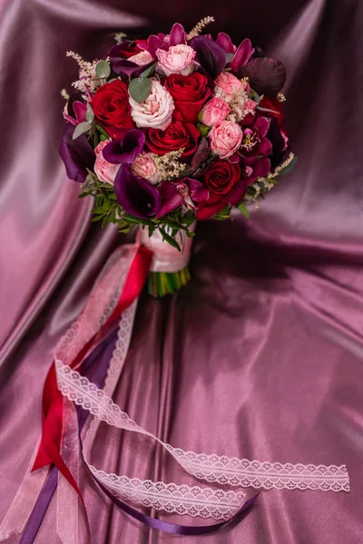 Букет из роз, калл и орхидей — стоковое фото