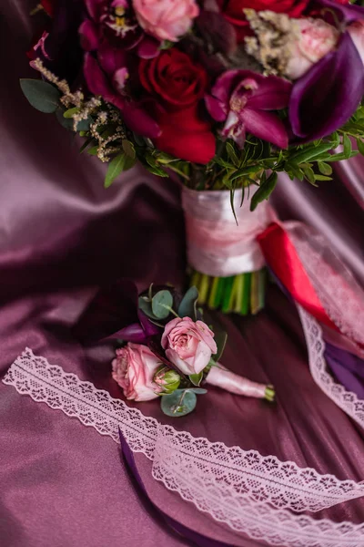Букет невесты и бутоньерка — стоковое фото