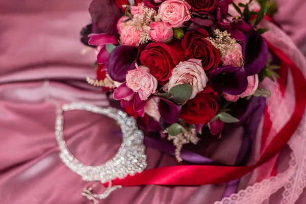 Brudens bukett boutonniere och halsband med lysande kubik — Stockfoto