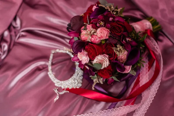 De bruid boeket boutonniere en ketting met glanzende kubieke meter — Stockfoto