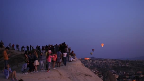 Goreme Truthahn August 2019 Menschen Beobachten Heißluftballon Morgengrauen Über Kappadokien — Stockvideo