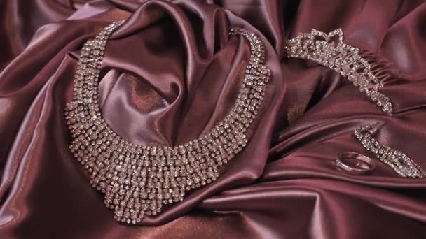 Accessoires Gemaakt Van Zirkonia Tiara Ketting Oorbellen Ring Liggen Satijn — Stockvideo