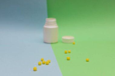 Renkli arka planda sarı yuvarlak şekerleme vitaminleri