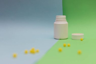 Renkli arka planda sarı yuvarlak şekerleme vitaminleri