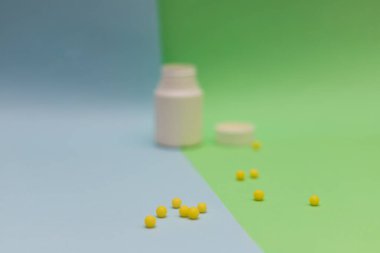 Renkli arka planda sarı yuvarlak şekerleme vitaminleri