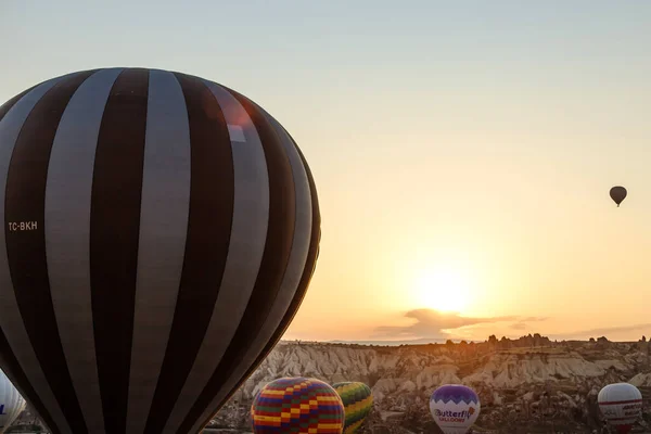 Goreme Capadócia Turquia Agosto 2019 Muitos Balões Quente Céu Pessoas — Fotografia de Stock