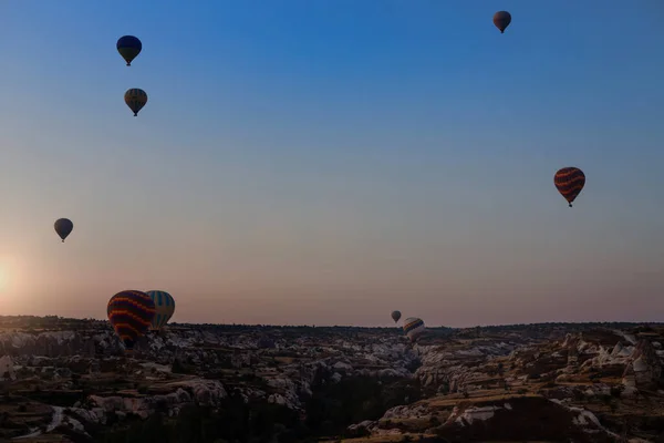 ゴーメ カッパドキア トルコ8月23日 空の多くの熱気球 人々は地面からそれらを見る カッパドキア地球ピラミッド 観光コンセプト — ストック写真