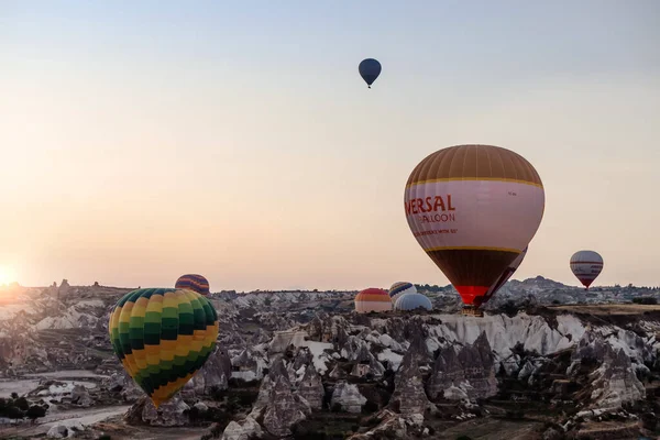 Goreme Kappadokien Türkei August 2019 Viele Heißluftballons Himmel Die Menschen — Stockfoto