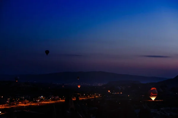 Goreme Cappadocia Turkije Augustus 2019 Veel Heteluchtballonnen Lucht Mensen Kijken — Stockfoto