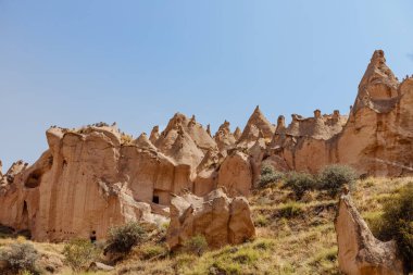 Goreme, Kapadokya, Türkiye 23 Ağustos 2019: Zelve 'deki kaya manastırı. Açık hava müzesi. Kapadokya Dünya Piramitleri. Turizm konsepti