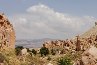 Goreme, Kapadokya, Türkiye 23 Ağustos 2019: Zelve 'deki kaya manastırı. Açık hava müzesi. Kapadokya Dünya Piramitleri. Turizm konsepti