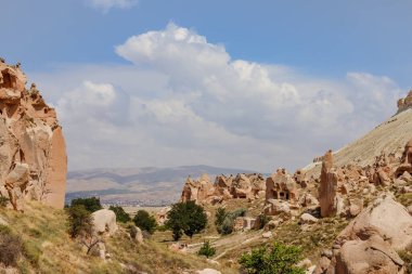 Goreme, Kapadokya, Türkiye 23 Ağustos 2019: Zelve 'deki kaya manastırı. Açık hava müzesi. Kapadokya Dünya Piramitleri. Turizm konsepti