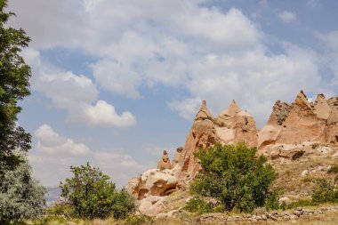 Goreme, Kapadokya, Türkiye 23 Ağustos 2019: Zelve 'deki kaya manastırı. Açık hava müzesi. Kapadokya Dünya Piramitleri. Turizm konsepti