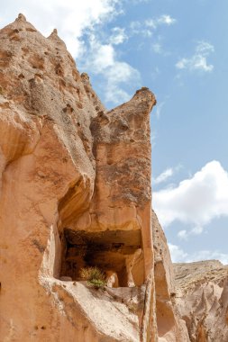 Goreme, Kapadokya, Türkiye 23 Ağustos 2019: Zelve 'deki kaya manastırı. Açık hava müzesi. Kapadokya Dünya Piramitleri. Turizm konsepti