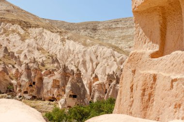 Goreme, Kapadokya, Türkiye 23 Ağustos 2019: Zelve 'deki kaya manastırı. Açık hava müzesi. Kapadokya Dünya Piramitleri. Turizm konsepti