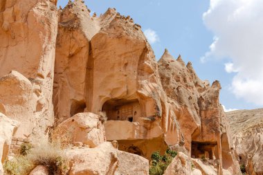 Goreme, Kapadokya, Türkiye 23 Ağustos 2019: Zelve 'deki kaya manastırı. Açık hava müzesi. Kapadokya Dünya Piramitleri. Turizm konsepti