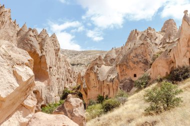 Goreme, Kapadokya, Türkiye 23 Ağustos 2019: Zelve 'deki kaya manastırı. Açık hava müzesi. Kapadokya Dünya Piramitleri. Turizm konsepti